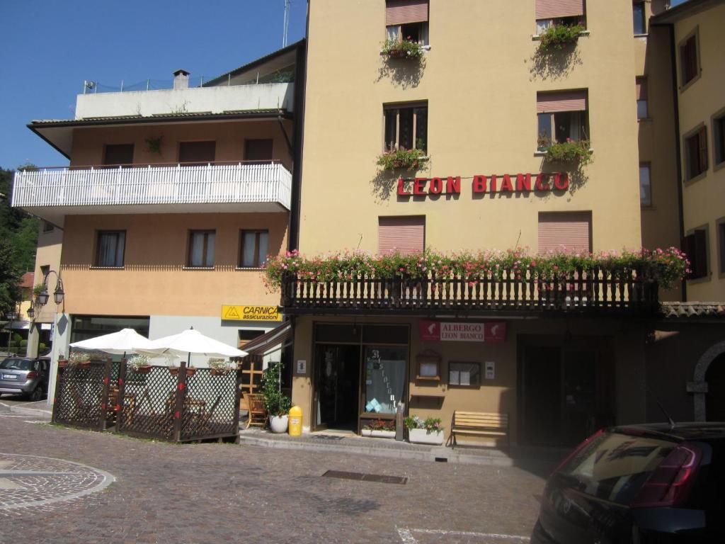 Albergo Leon Bianco Moggio Udinese Eksteriør billede