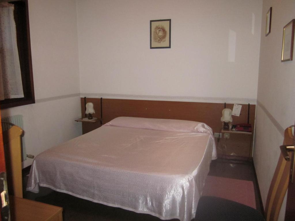 Albergo Leon Bianco Moggio Udinese Værelse billede