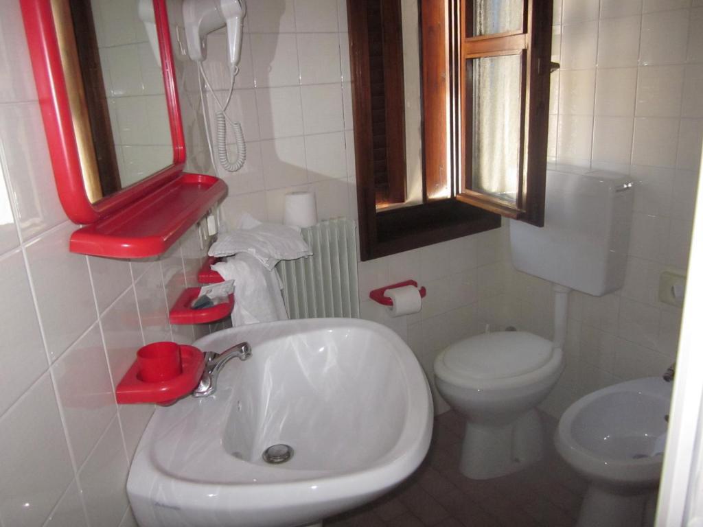 Albergo Leon Bianco Moggio Udinese Værelse billede